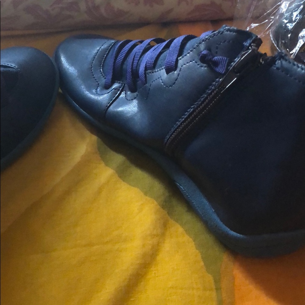 Shoes - Picture 4 of 5